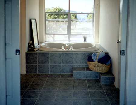 Shorebird Soaking Tub Area Photo