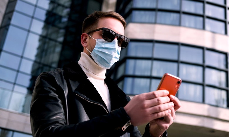Reading an iPhone with a mask on